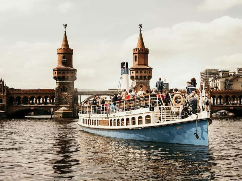 1h Berlin-Cruise with 140 year old electrified steamship - Boarding at Alte Börse and Picking the Right Spot