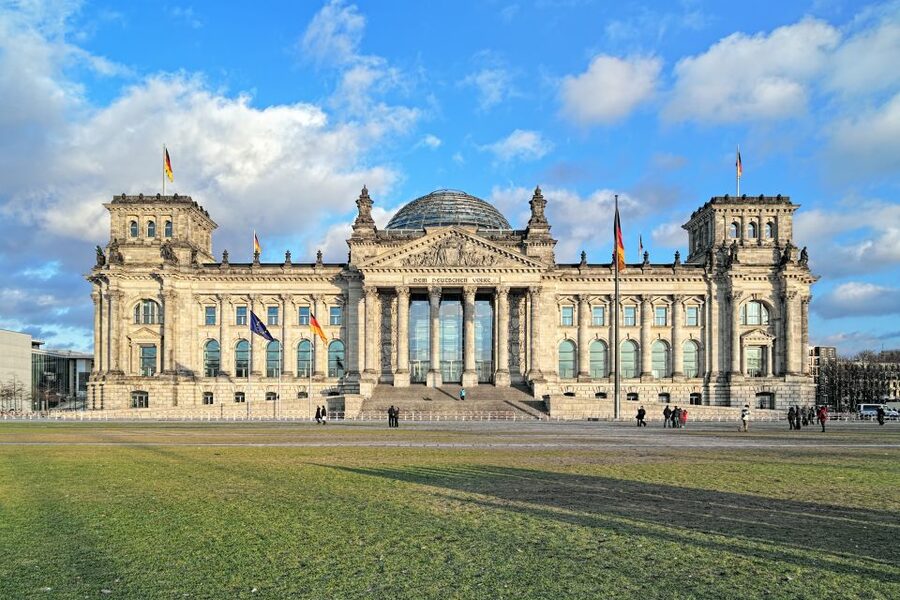 2-H Berlin: Top Sights Guided E-Scooter Tour - Reichstag and the Reichstag fire: what to listen for while you roll