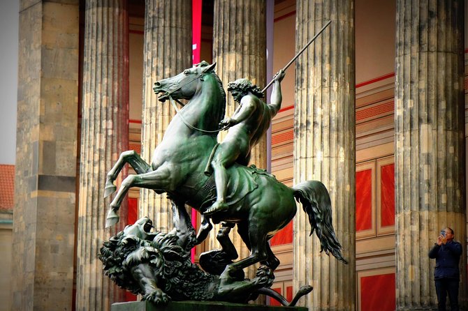 5hours: Guide, Chauffeur & Photographer in Berlin private Tour - Brandenburg Gate to Victory Column: the quick lesson at iconic landmarks