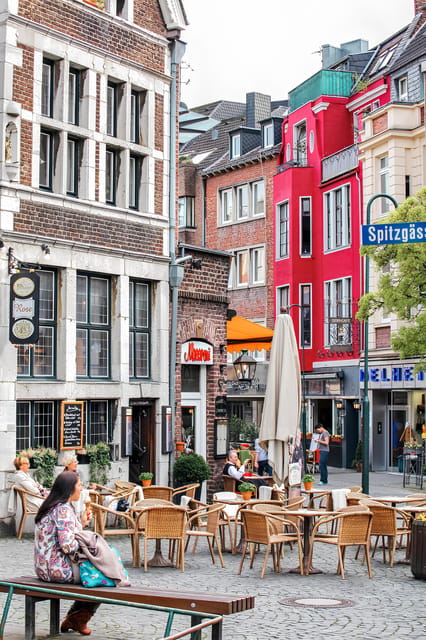 Aachen: Express Walk with a Local in 60 minutes - Timing, walking pace, and why the group size matters