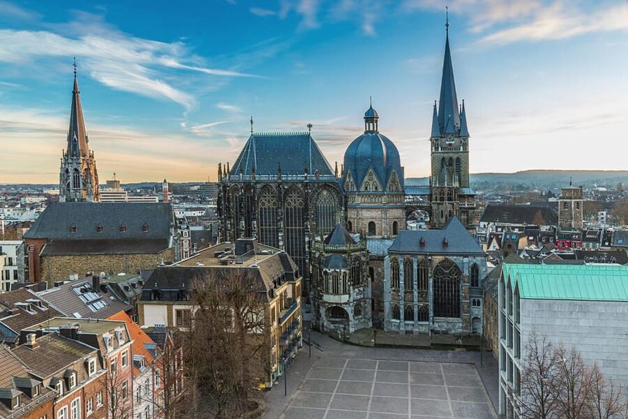 Aachen: Express Walk with a Local in 60 minutes - Starting at the horse statue, then getting your bearings in minutes