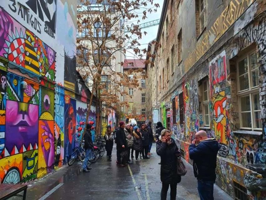 Alternative Berlin / Street art tour - Private group - Street art stops: what to look for in murals and graffiti