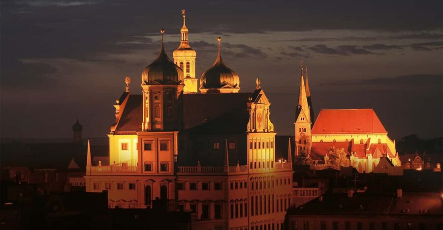 Augsburg: Illuminated Guided Evening Walking Tour - Meeting at the Town Hall and getting your bearings fast