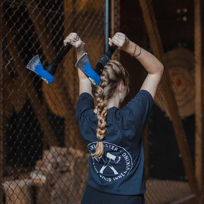 AXE THROWING & ENJOYING DRINKS IN COLOGNE'S FIRST AXE THROWING BAR - Games, trick throws, and the friendly tournament moment