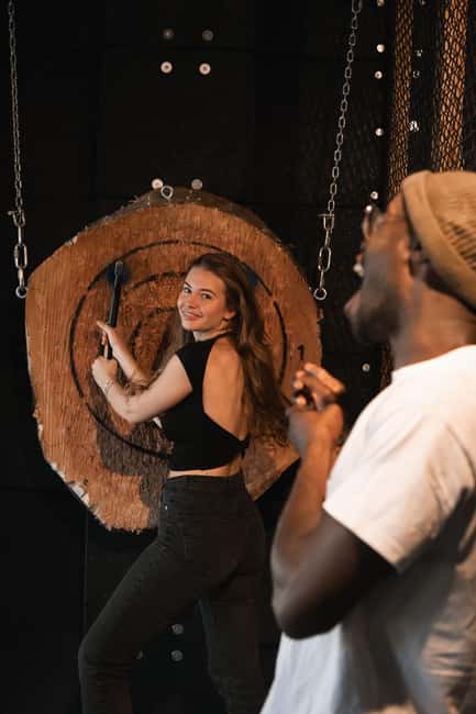 AXE THROWING & ENJOYING DRINKS IN COLOGNE'S FIRST AXE THROWING BAR - What to wear, and the rules that affect your comfort