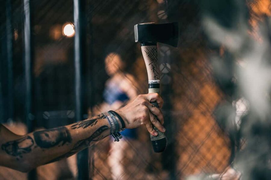AXE THROWING & ENJOYING DRINKS IN COLOGNE'S FIRST AXE THROWING BAR - Who should book WoodCutter Köln