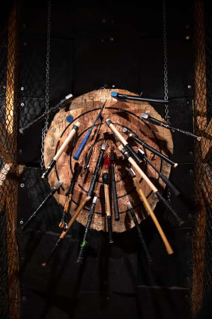 AXE THROWING & ENJOYING DRINKS IN COLOGNE'S FIRST AXE THROWING BAR - The first minutes, safety briefing to your first real throw