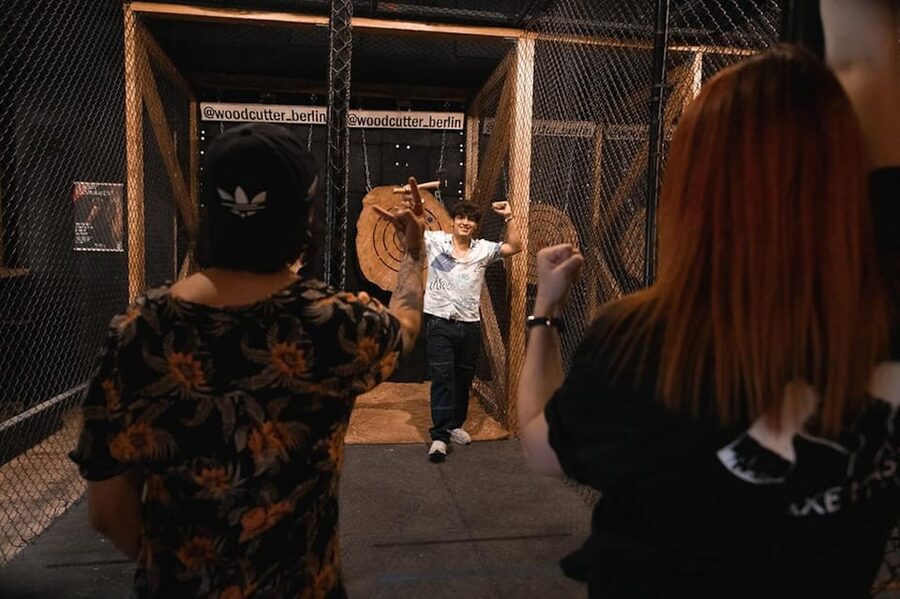 AXE THROWING EXPERIENCE IN BERLIN - Trick Shot Moments: When Your Brain Says No, Your Arm Tries Anyway