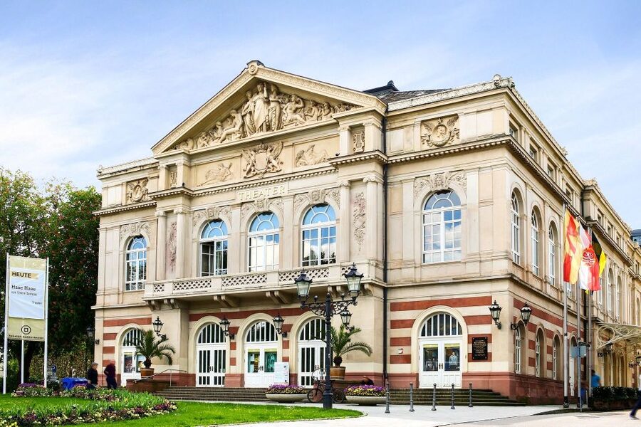 Baden-Baden: Private Walking Tour With A Professional Guide - Starting at the Trinkhalle, where the spa story begins
