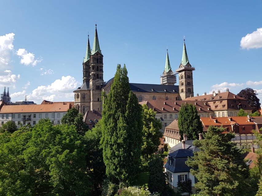 Bamberg Free Walking Tour - Finding your guide at the Centurione statue with the white umbrella