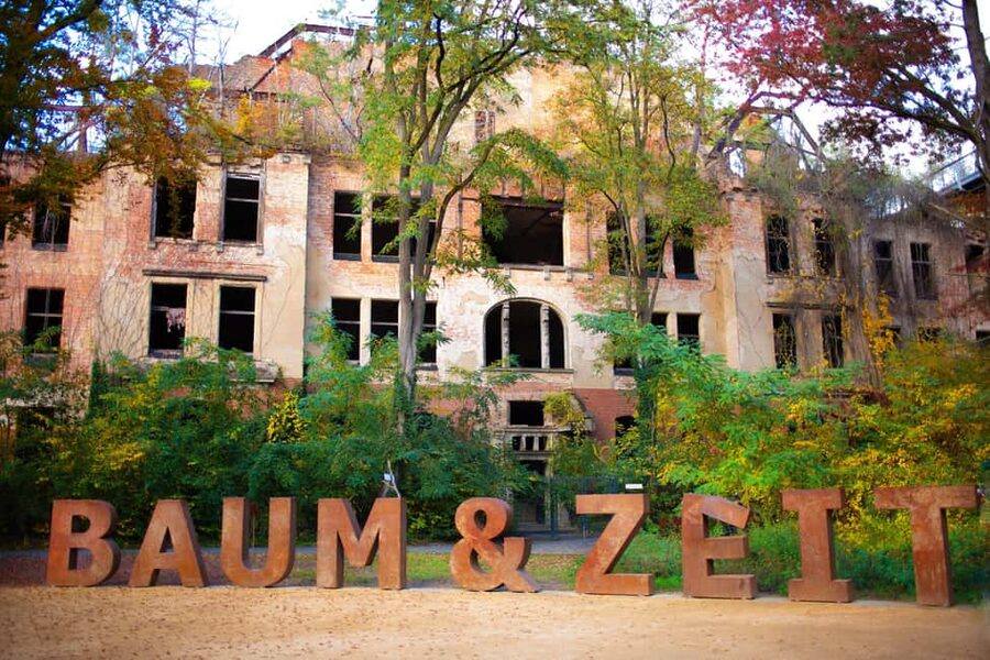 Beelitz-Heilstätten: Baum&Zeit Tree Top Walk Entry Ticket - The 40-meter observation tower, how the view helps you read the site