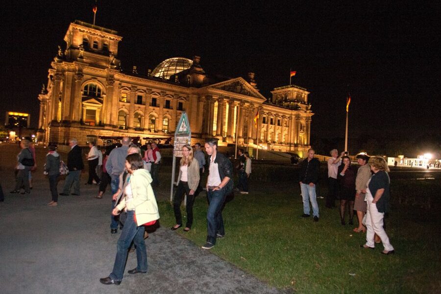 Berlin: 1.5-Hour Comedy Bus Tour in German - Rotes Rathaus and the Reichstag building, told through humor