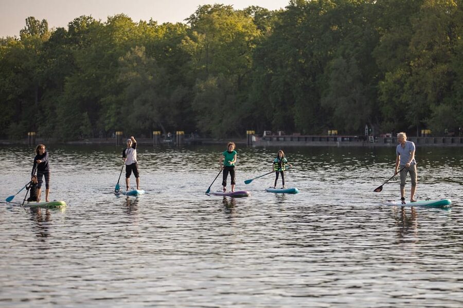 Berlin: 1.5-Hour Stand-Up Paddle Boarding Tour - Landmark moments you can catch from far away, like Alex and the Molecule Man
