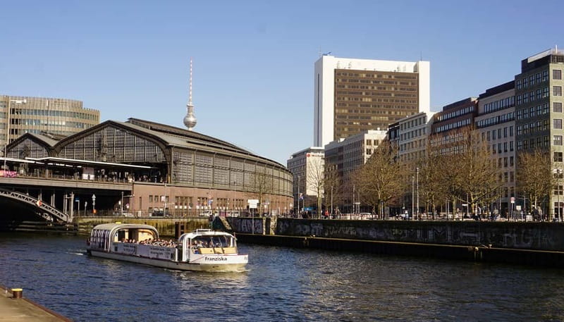 Berlin: 1-Hour Boat Tour with Bilingual Guide (Ger/Eng) - The live bilingual guide: why it feels more human than audio