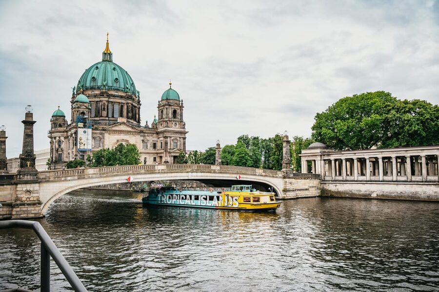 Berlin: 1-Hour City Sightseeing Cruise - Starting at Alte Börse Pier, right by Hackescher Markt