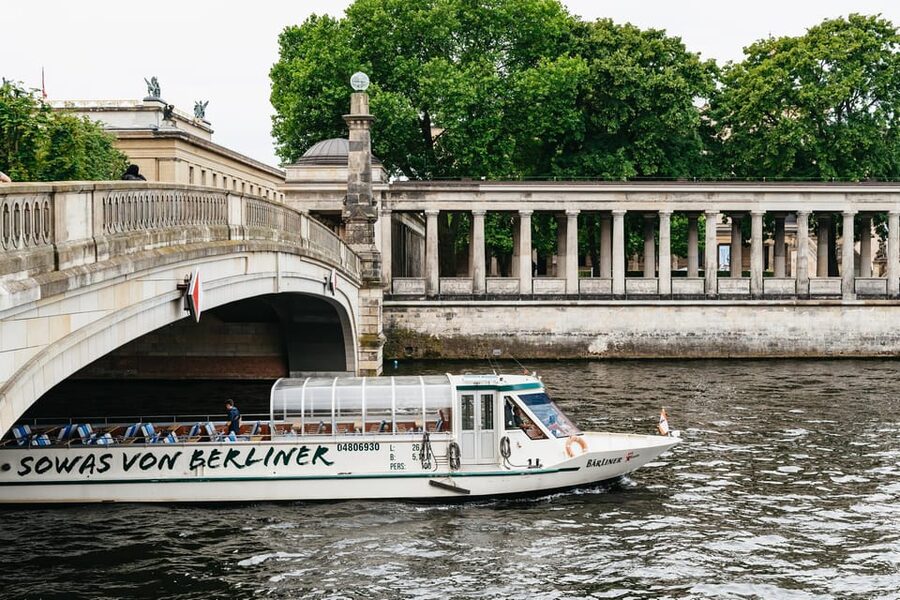Berlin: 1-Hour City Sightseeing Cruise - Turning near Mühlendammschleuse and spotting Nikolaiviertel