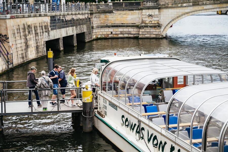 Berlin: 1-Hour City Sightseeing Cruise - Onboard comfort, drinks, and what you should bring