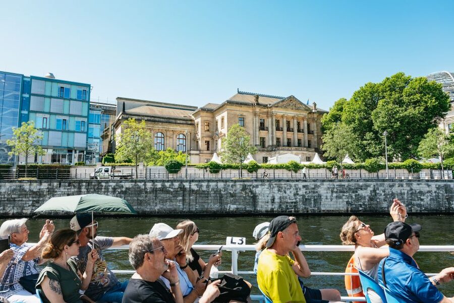 Berlin: 1-Hour City Tour by Boat with Guaranteed Seating - Meeting at Friedrichstraße, then choosing the right seat