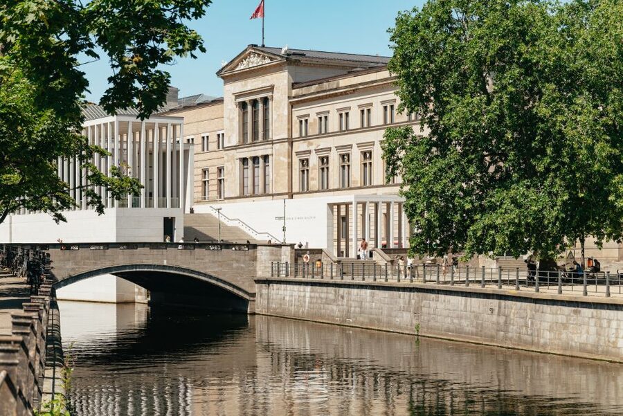 Berlin: 1-Hour City Tour by Boat with Guaranteed Seating - Your route in plain order: Reichstag, Government Quarter, Museum Island, and Nikolaiviertel