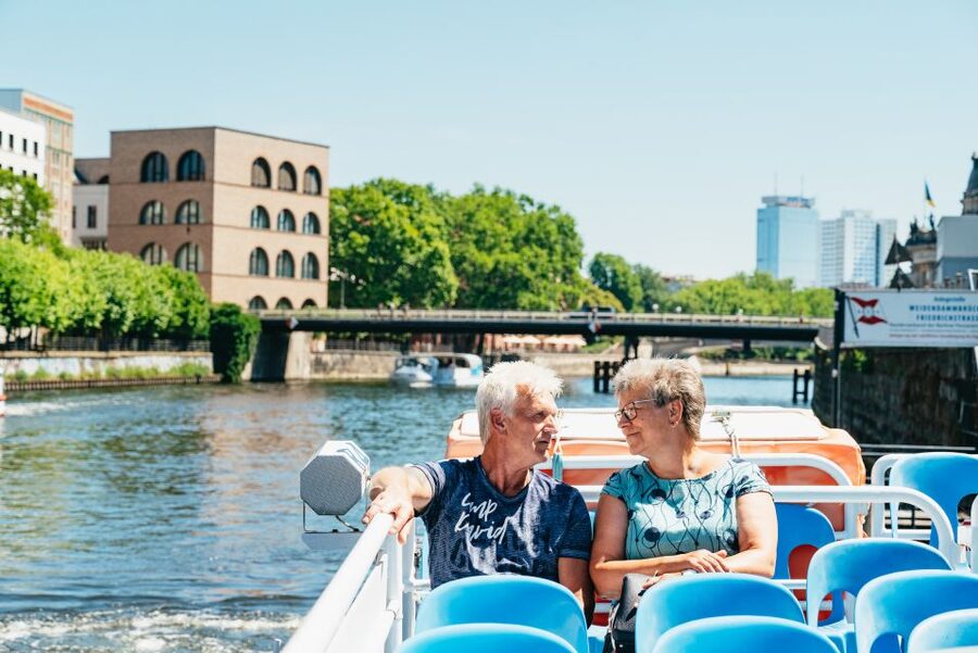 Berlin: 1-Hour City Tour by Boat with Guaranteed Seating - Audio guide reality check: 12 languages, but you should set yourself up