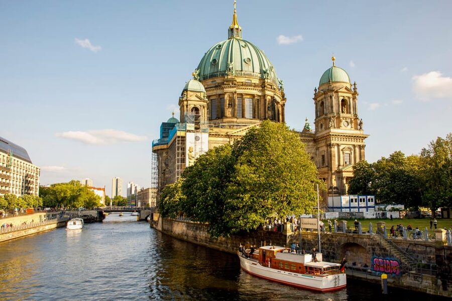 Berlin: 1h Boutiquestyle-Cruise on the Electric FITZGERALD - What’s onboard like: crew, narration, and that quiet-lux feeling