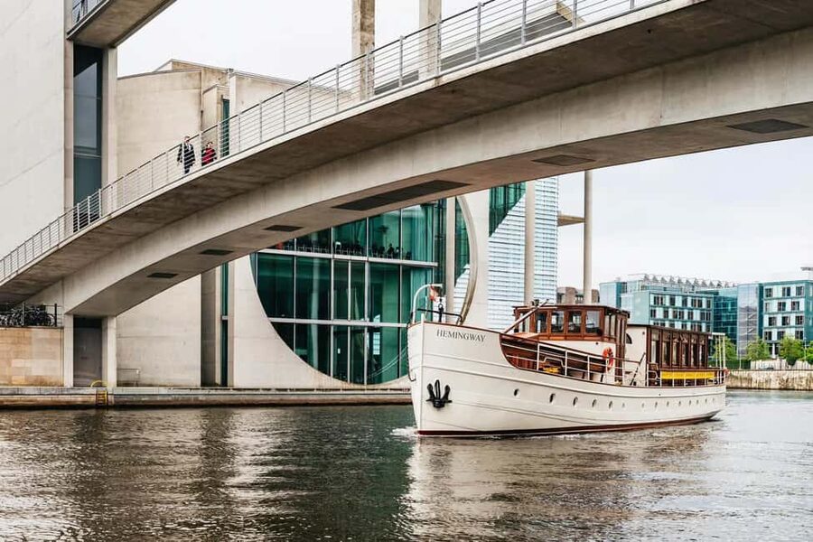 Berlin: 1h Boutiquestyle-Cruise on the Historic HEMINGWAY - A Historic Steamship Feel, With Modern Silence