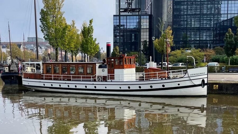 Berlin: 1h Boutiquestyle-Cruise on the Historic HEMINGWAY - Why the Service and Seating Style Changes Everything