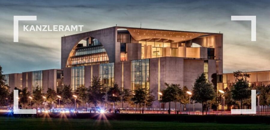 Berlin: 1h Boutiquestyle-Cruise on the Historic HEMINGWAY - Boarding at the Reichstag: Easy Access, Simple Finding