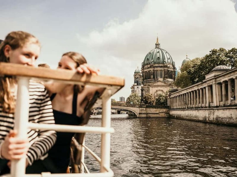 Berlin: 2.5-Hour Beer & Sunset Sightseeing Boat Cruise - The On-Board Bar: Kaiser Beer and a Simple Drink Plan