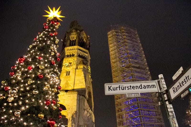 Berlin: 2-Hour Christmas Lights Bus Tour incl. Mulled Wine - Rotes Rathaus and the Holiday Center of Gravity