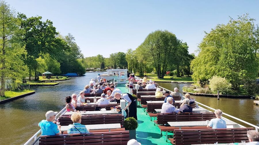Berlin: 3.5-Hour Sightseeing Cruise on the Spree River - Government district views: Bellevue, the Chancellery, Central Station, and the Reichstag area