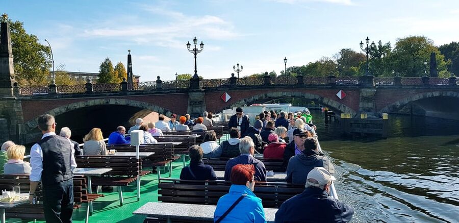 Berlin: 3.5-Hour Sightseeing Cruise on the Spree River - Friedrichstraße to Tränenpalast, then into Museum Island and Humboldt Forum