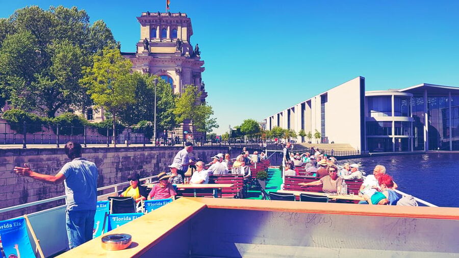 Berlin: 3.5-Hour Sightseeing Cruise on the Spree River - Charlottenburg Palace and the formal Spree corridor
