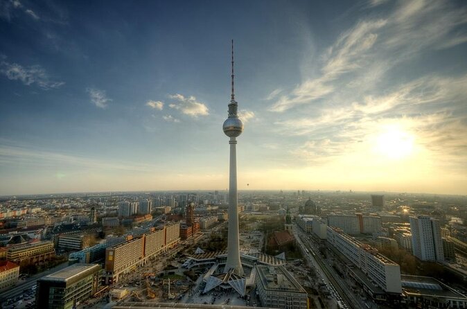 Berlin 3-Course Dinner Cruise - The landmark route: Reichstag, Berliner Fernsehturm, and Berlin’s “white house”