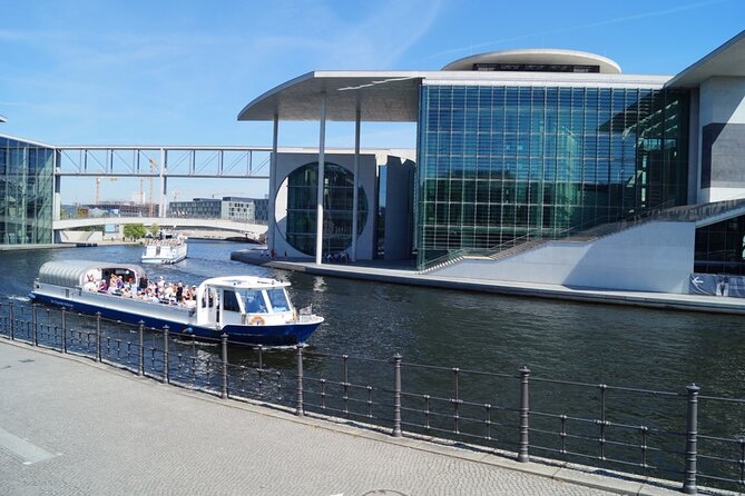 Berlin 3-Course Dinner Cruise - English narration and the sound reality on the Spree
