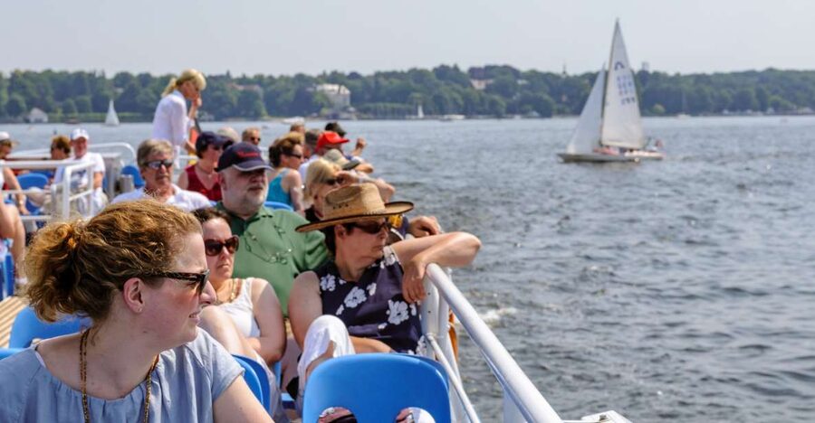 Berlin: 3-Hour World Heritage Cruise to Potsdam - From Stern Und Kreisschiffahrt Dock to the Lakes: Your First Views Start Fast