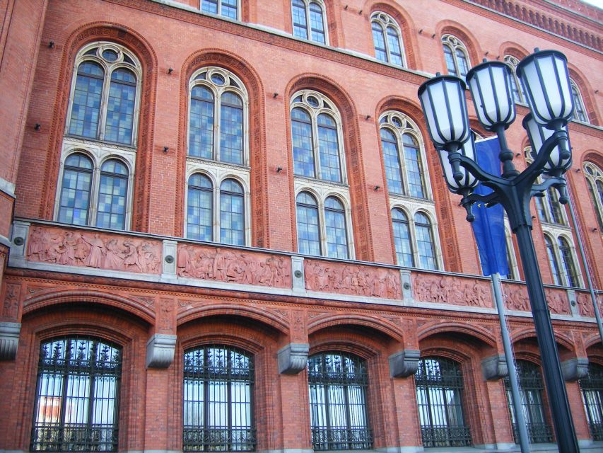 Berlin: 4-Hour Guided Highlights Tour in Spanish - From Nazi power to the Gestapo Headquarters remains