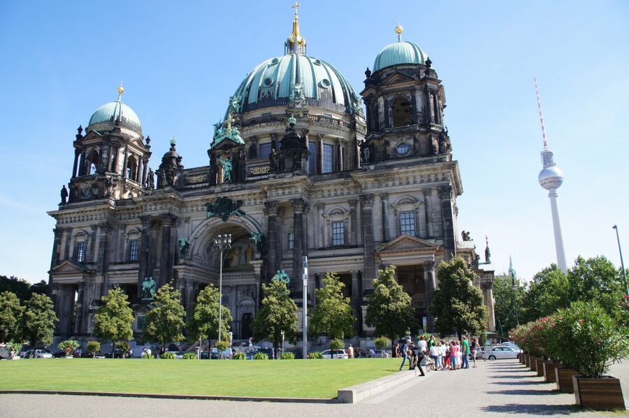 Berlin: 4-Hour Guided Highlights Tour in Spanish - Understanding why the Berlin Wall was constructed, how people lived with it, and why it fell