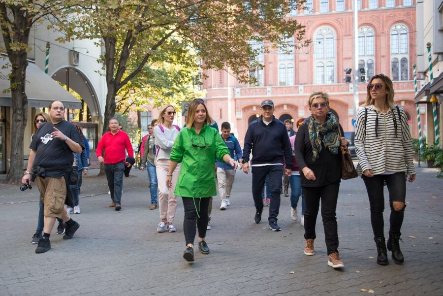 Berlin: 4-Hour Guided Highlights Tour in Spanish - Potsdamer Platz’s modern contrast, then the final symbol walk to the Brandenburg Gate