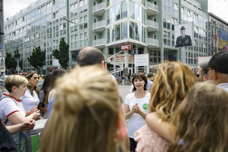 Berlin: 4-Hour Guided Highlights Tour in Spanish - Starting at Alexanderplatz, then walking from the TV Tower to the old city