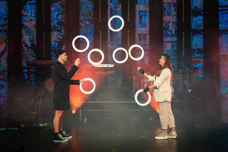 Berlin: "90s Forever - Hits & Acrobatics" - Varieté Show - Why This Show Works in Berlin