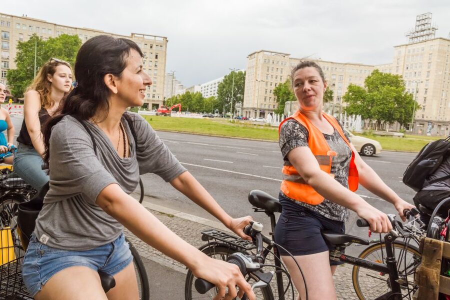 Berlin: Alternative Bike Tour of Kreuzberg & Friedrichshain - River Spree Views: Why the Scenic Bits Are More Than Nice Photos