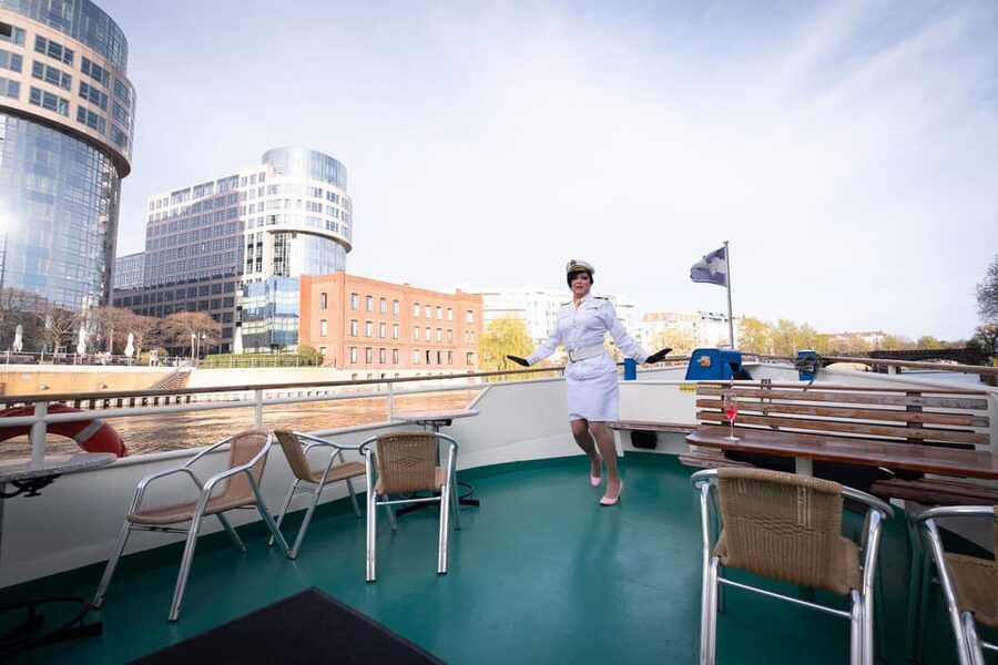 Berlin: Audrey Ahoi! Spree cruise with drag queen (HOL) - Museumsinsel: greetings to Nefertiti