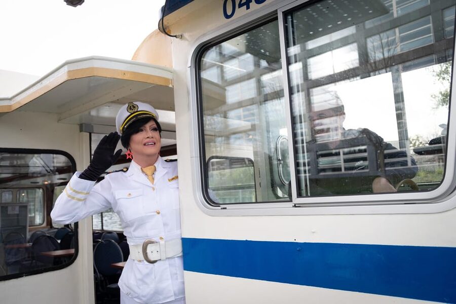Berlin: Audrey Ahoi! Spree cruise with drag queen (HOL) - City Palace and the Nikolai neighbourhood wave