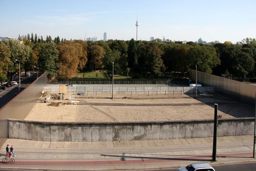 Berlin: Berlin Wall and the Cold War Walking Tour - Getting started from Gartenstraße 85 and other pickup options