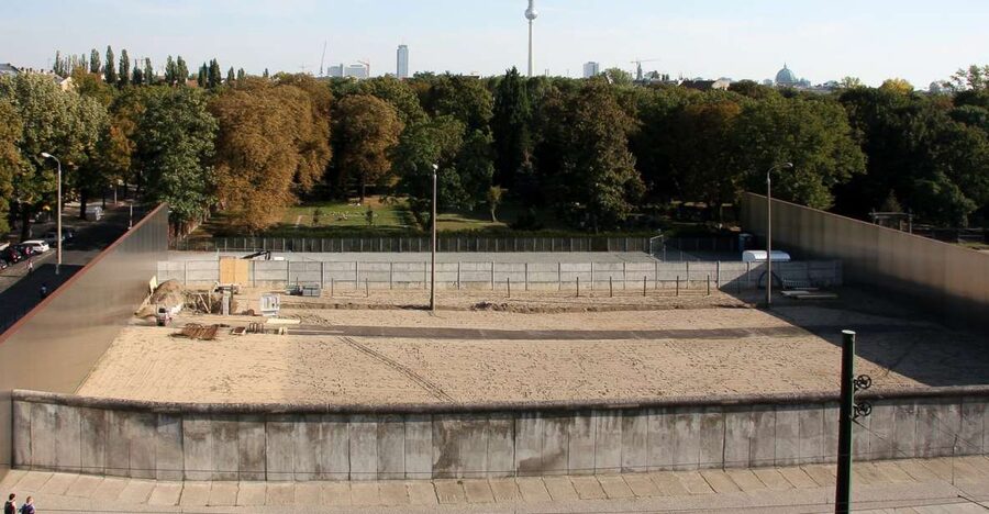 Berlin: Berlin Wall and the Cold War Walking Tour - How the guide connects everyday GDR life to the wall