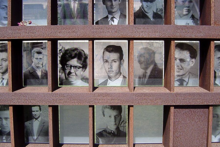 Berlin: Berlin Wall and the Cold War Walking Tour - Guides who keep it understandable, even when it is heavy