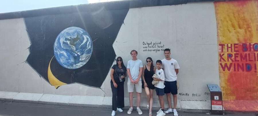 Berlin: Berlin Wall & East Side Gallery Walking Tour - What to wear and bring for a comfortable winter walk