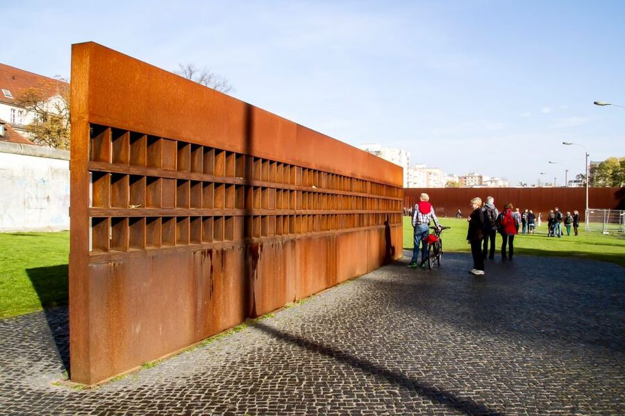 Berlin: Berlin Wall Tour Berlin East West - Why This Berlin Wall Walk Packs a Lot Into 75 Minutes