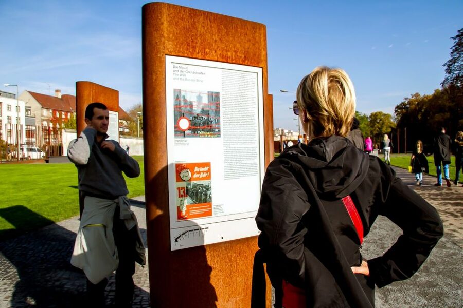 Berlin: Berlin Wall Tour Berlin East West - Meet Your Live Guide, and Why the Tone Matters